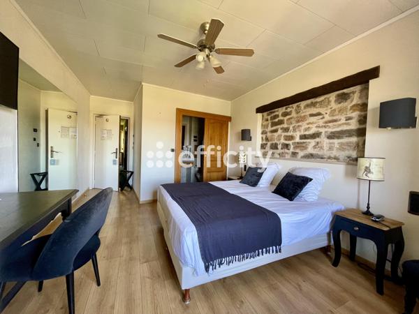 Local Commercial
        
        - 1042 m² Exclusivité 844 000 € *