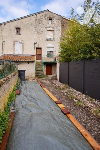 Maison mitoyenne à rénover : beaux volumes, 3 chambres, cave, atelier, parking gratuit