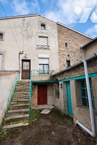Maison mitoyenne à rénover : beaux volumes, 3 chambres, cave, atelier, parking gratuit