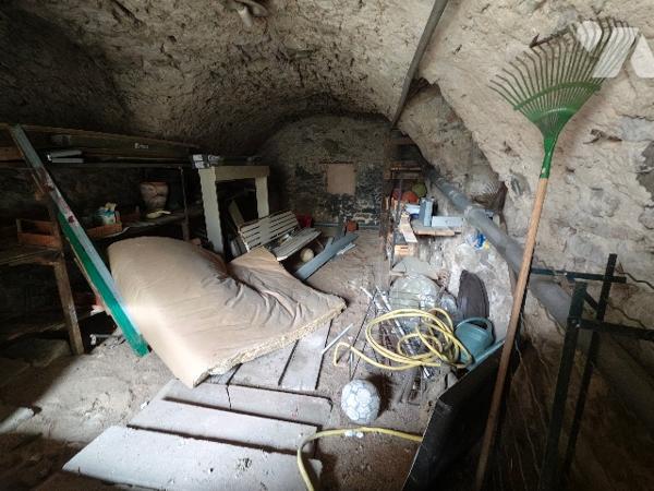 Maison mitoyenne à rénover : beaux volumes, 3 chambres, cave, atelier, parking gratuit