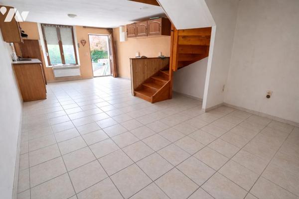 Maison mitoyenne à rénover : beaux volumes, 3 chambres, cave, atelier, parking gratuit