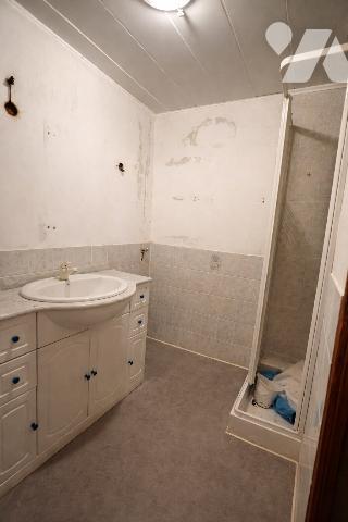 Maison mitoyenne à rénover : beaux volumes, 3 chambres, cave, atelier, parking gratuit