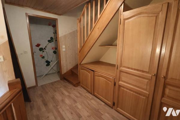 Maison mitoyenne à rénover : beaux volumes, 3 chambres, cave, atelier, parking gratuit