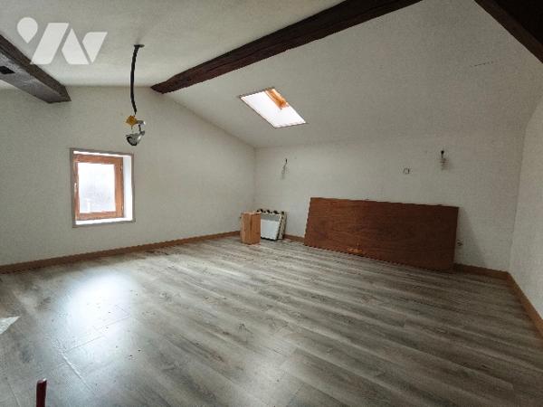 Maison mitoyenne à rénover : beaux volumes, 3 chambres, cave, atelier, parking gratuit