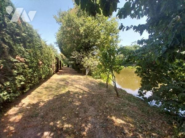 Sur la commune de BOURGON, à vendre terrain de loisirs comprenant une pièce d'eau empoissonnée ...