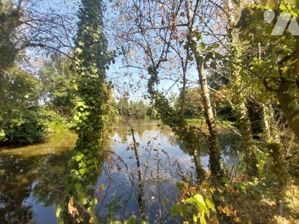 Sur la commune de BOURGON, à vendre terrain de loisirs comprenant une pièce d'eau empoissonnée ...