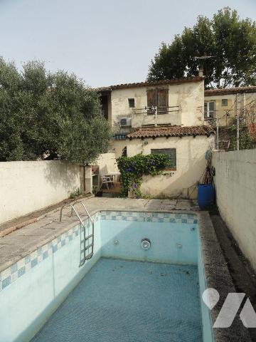 EN EXCLUSITE MAISON DE VILLE avec garage et cour intérieur avec piscine. Elle se compose d'1 ha...
