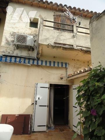 EN EXCLUSITE MAISON DE VILLE avec garage et cour intérieur avec piscine. Elle se compose d'1 ha...