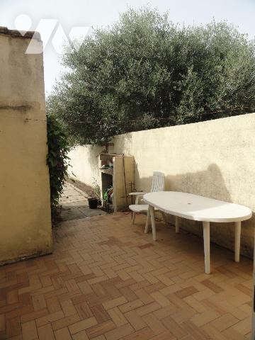 EN EXCLUSITE MAISON DE VILLE avec garage et cour intérieur avec piscine. Elle se compose d'1 ha...