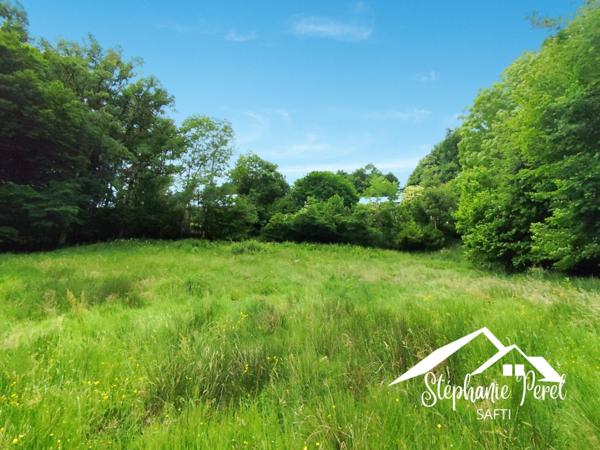 Construisez votre avenir dans un havre de paix ! Saisissez l'opportunité de bâtir votre projet sur un terrain constructible de 2487 m² à Peret Bel Air.