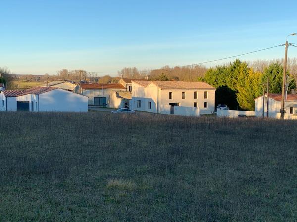 Pour investisseur, Terrain 3000m2 à 5mn du centre de St jean d'Angély