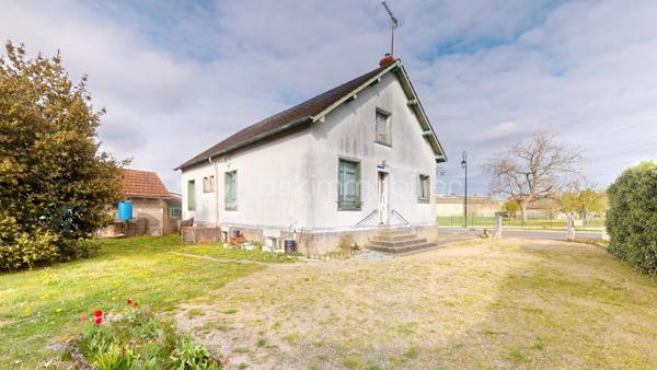 Maison sur sous-sol total à rénover offrant une entrée sur couloir desservant une cuisine avec accès au sous-sol et à l’étage, un salon/séjour, quatre chambres, une salle d’eau et un WC.

L’étage est aménageable selon vos besoins.

Le sous-sol est compartimenté.

Dépendance et terrain complètent l’ensemble.