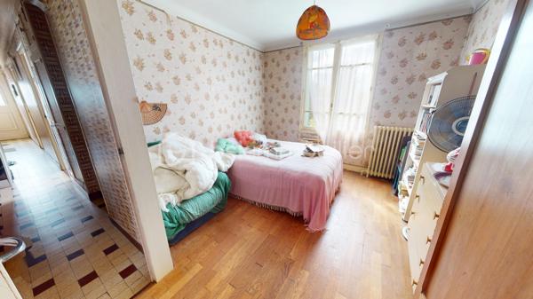 Maison sur sous-sol total à rénover offrant une entrée sur couloir desservant une cuisine avec accès au sous-sol et à l’étage, un salon/séjour, quatre chambres, une salle d’eau et un WC.

L’étage est aménageable selon vos besoins.

Le sous-sol est compartimenté.

Dépendance et terrain complètent l’ensemble.