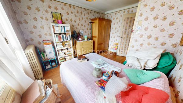 Maison sur sous-sol total à rénover offrant une entrée sur couloir desservant une cuisine avec accès au sous-sol et à l’étage, un salon/séjour, quatre chambres, une salle d’eau et un WC.

L’étage est aménageable selon vos besoins.

Le sous-sol est compartimenté.

Dépendance et terrain complètent l’ensemble.
