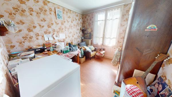 Maison sur sous-sol total à rénover offrant une entrée sur couloir desservant une cuisine avec accès au sous-sol et à l’étage, un salon/séjour, quatre chambres, une salle d’eau et un WC.

L’étage est aménageable selon vos besoins.

Le sous-sol est compartimenté.

Dépendance et terrain complètent l’ensemble.