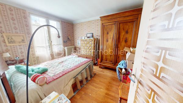 Maison sur sous-sol total à rénover offrant une entrée sur couloir desservant une cuisine avec accès au sous-sol et à l’étage, un salon/séjour, quatre chambres, une salle d’eau et un WC.

L’étage est aménageable selon vos besoins.

Le sous-sol est compartimenté.

Dépendance et terrain complètent l’ensemble.