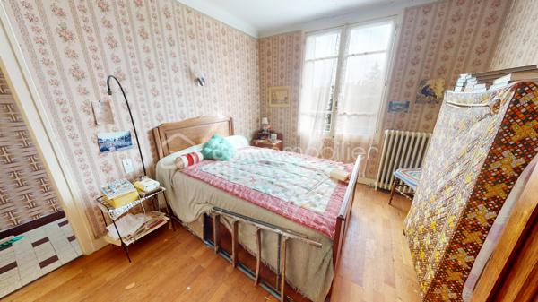 Maison sur sous-sol total à rénover offrant une entrée sur couloir desservant une cuisine avec accès au sous-sol et à l’étage, un salon/séjour, quatre chambres, une salle d’eau et un WC.

L’étage est aménageable selon vos besoins.

Le sous-sol est compartimenté.

Dépendance et terrain complètent l’ensemble.