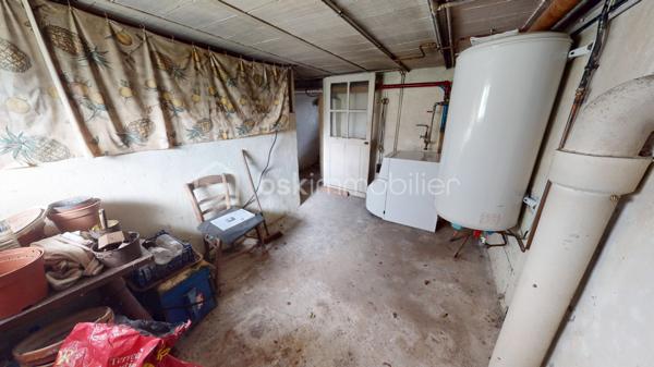 Maison sur sous-sol total à rénover offrant une entrée sur couloir desservant une cuisine avec accès au sous-sol et à l’étage, un salon/séjour, quatre chambres, une salle d’eau et un WC.

L’étage est aménageable selon vos besoins.

Le sous-sol est compartimenté.

Dépendance et terrain complètent l’ensemble.