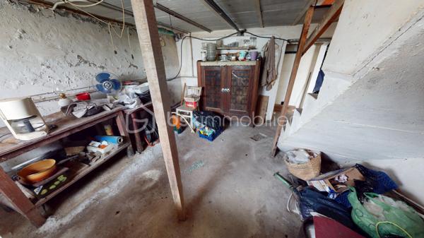 Maison sur sous-sol total à rénover offrant une entrée sur couloir desservant une cuisine avec accès au sous-sol et à l’étage, un salon/séjour, quatre chambres, une salle d’eau et un WC.

L’étage est aménageable selon vos besoins.

Le sous-sol est compartimenté.

Dépendance et terrain complètent l’ensemble.