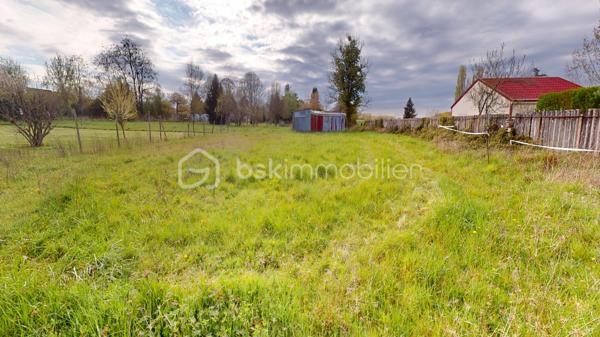 Maison sur sous-sol total à rénover offrant une entrée sur couloir desservant une cuisine avec accès au sous-sol et à l’étage, un salon/séjour, quatre chambres, une salle d’eau et un WC.

L’étage est aménageable selon vos besoins.

Le sous-sol est compartimenté.

Dépendance et terrain complètent l’ensemble.