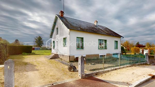 Maison sur sous-sol total à rénover offrant une entrée sur couloir desservant une cuisine avec accès au sous-sol et à l’étage, un salon/séjour, quatre chambres, une salle d’eau et un WC.

L’étage est aménageable selon vos besoins.

Le sous-sol est compartimenté.

Dépendance et terrain complètent l’ensemble.