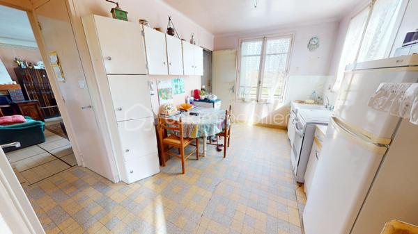 Maison sur sous-sol total à rénover offrant une entrée sur couloir desservant une cuisine avec accès au sous-sol et à l’étage, un salon/séjour, quatre chambres, une salle d’eau et un WC.

L’étage est aménageable selon vos besoins.

Le sous-sol est compartimenté.

Dépendance et terrain complètent l’ensemble.