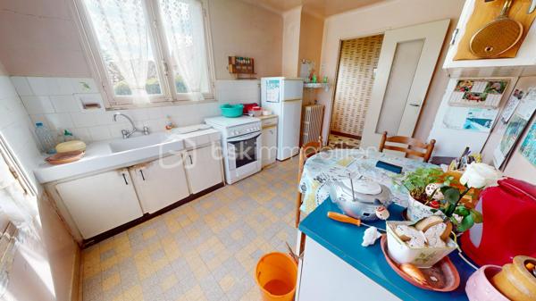 Maison sur sous-sol total à rénover offrant une entrée sur couloir desservant une cuisine avec accès au sous-sol et à l’étage, un salon/séjour, quatre chambres, une salle d’eau et un WC.

L’étage est aménageable selon vos besoins.

Le sous-sol est compartimenté.

Dépendance et terrain complètent l’ensemble.