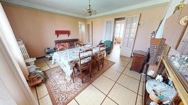 Maison sur sous-sol total à rénover offrant une entrée sur couloir desservant une cuisine avec accès au sous-sol et à l’étage, un salon/séjour, quatre chambres, une salle d’eau et un WC.

L’étage est aménageable selon vos besoins.

Le sous-sol est compartimenté.

Dépendance et terrain complètent l’ensemble.