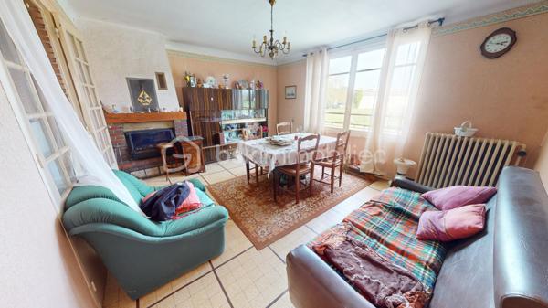 Maison sur sous-sol total à rénover offrant une entrée sur couloir desservant une cuisine avec accès au sous-sol et à l’étage, un salon/séjour, quatre chambres, une salle d’eau et un WC.

L’étage est aménageable selon vos besoins.

Le sous-sol est compartimenté.

Dépendance et terrain complètent l’ensemble.