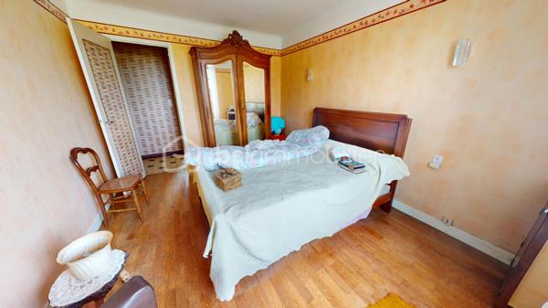Maison sur sous-sol total à rénover offrant une entrée sur couloir desservant une cuisine avec accès au sous-sol et à l’étage, un salon/séjour, quatre chambres, une salle d’eau et un WC.

L’étage est aménageable selon vos besoins.

Le sous-sol est compartimenté.

Dépendance et terrain complètent l’ensemble.