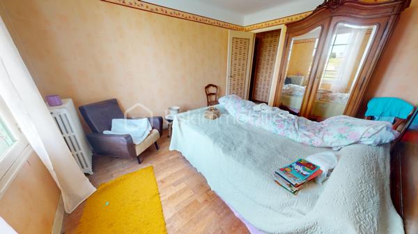 Maison sur sous-sol total à rénover offrant une entrée sur couloir desservant une cuisine avec accès au sous-sol et à l’étage, un salon/séjour, quatre chambres, une salle d’eau et un WC.

L’étage est aménageable selon vos besoins.

Le sous-sol est compartimenté.

Dépendance et terrain complètent l’ensemble.