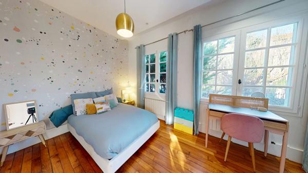 LE RAINCY ,DEMEURE D'EXCEPTION DANS L'UNE DES PLUS BELLES ALLÉES , PARC DE 1000 M² & PISCINE