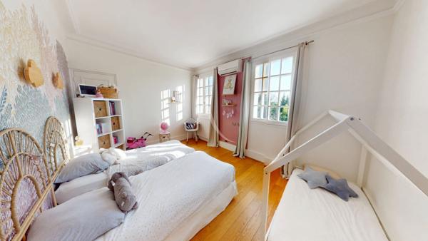 LE RAINCY ,DEMEURE D'EXCEPTION DANS L'UNE DES PLUS BELLES ALLÉES , PARC DE 1000 M² & PISCINE