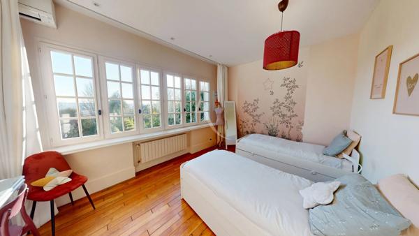 LE RAINCY ,DEMEURE D'EXCEPTION DANS L'UNE DES PLUS BELLES ALLÉES , PARC DE 1000 M² & PISCINE