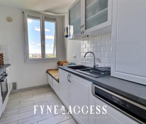 APPARTEMENT T4 - PORTES DE LYON - BRON - PARILLY - UNIVERSITÉ - STATIONNEMENT PRIVÉ - RESIDENCE SÉCURISÉE - TRAMWAY T2 - BUS - A6 - A7 - ROCADE EST , Bron
