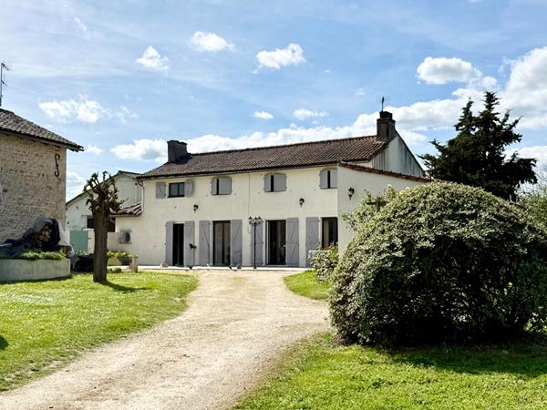 SOMMIERES DU CLAIN - LONGERE 145 m² + DEPENDANCES