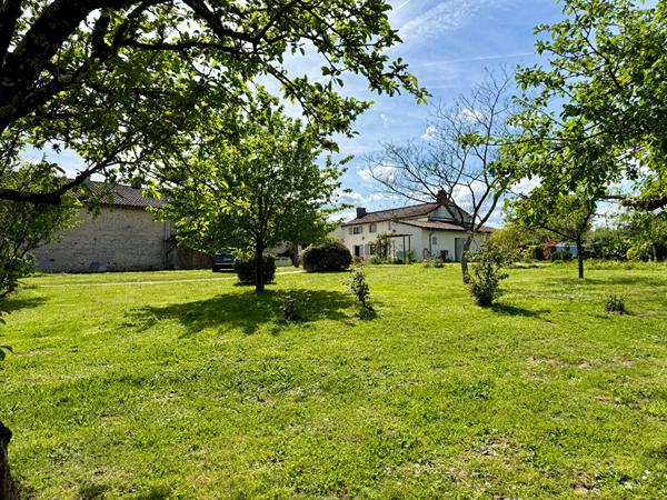 SOMMIERES DU CLAIN - LONGERE 145 m² + DEPENDANCES