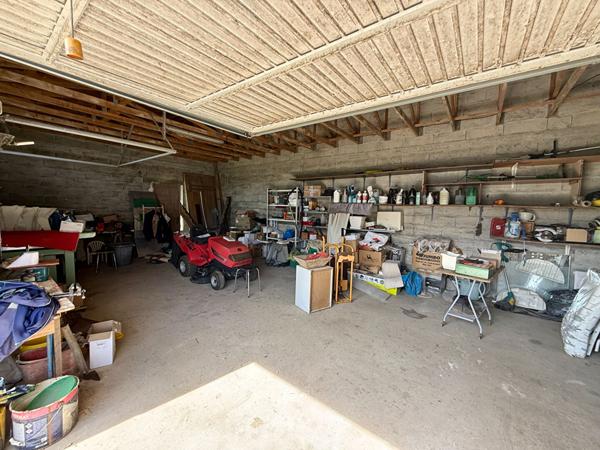 SOMMIERES DU CLAIN - LONGERE 145 m² + DEPENDANCES