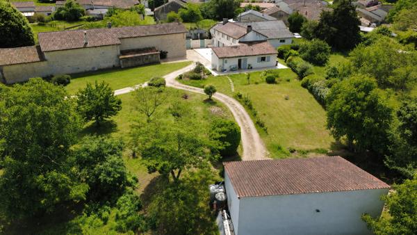 SOMMIERES DU CLAIN - LONGERE 145 m² + DEPENDANCES