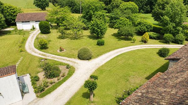 SOMMIERES DU CLAIN - LONGERE 145 m² + DEPENDANCES