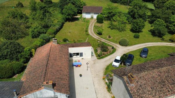 SOMMIERES DU CLAIN - LONGERE 145 m² + DEPENDANCES