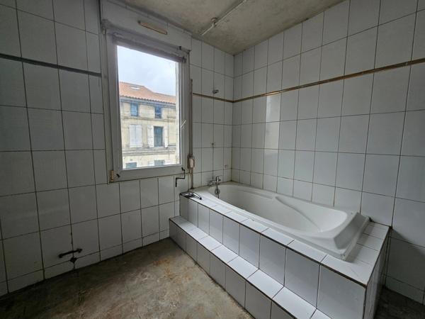 MAISON DE 100 m² AVEC 50 m² DE COMBLE AMMENAGABLE ET GRANGE DE 26 m² LE GOND PONTOUVRE (16)