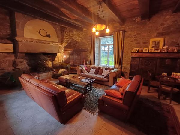 Plougasnou (29630) Plougasnou bourg, manoir du 15ème sur 5900 m2 de terrain avec dépendances.