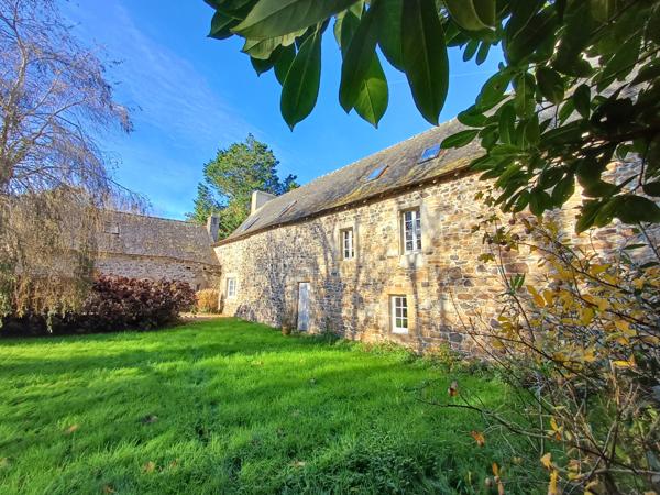 Plougasnou (29630) Plougasnou bourg, manoir du 15ème sur 5900 m2 de terrain avec dépendances.