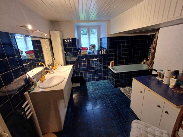 Plougasnou (29630) Plougasnou bourg, manoir du 15ème sur 5900 m2 de terrain avec dépendances.