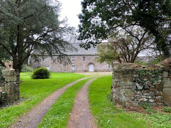 Plougasnou (29630) Plougasnou bourg, manoir du 15ème sur 5900 m2 de terrain avec dépendances.