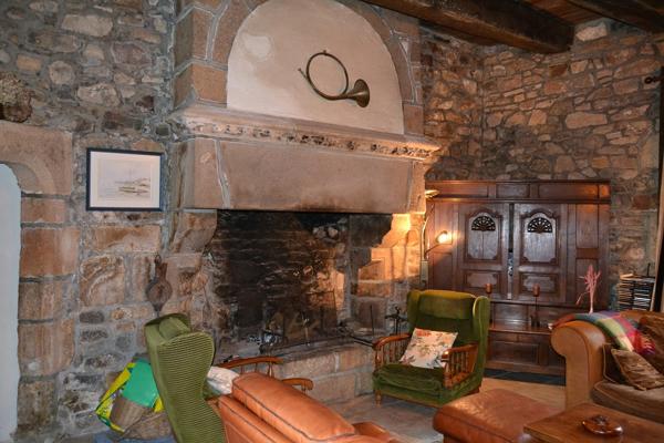 Plougasnou (29630) Plougasnou bourg, manoir du 15ème sur 5900 m2 de terrain avec dépendances.