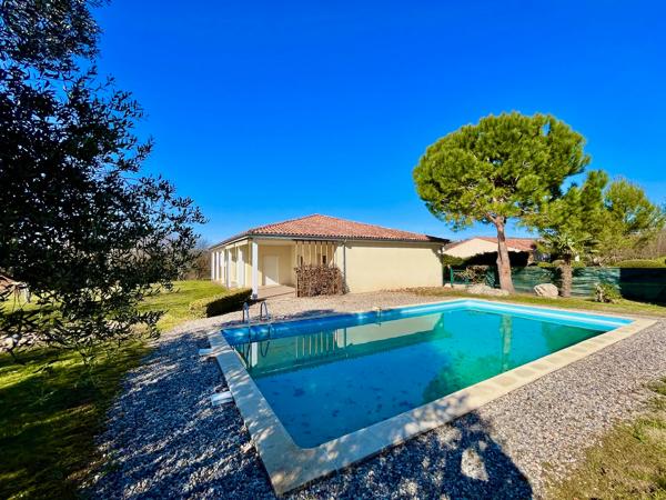 Située sur la commune du Lédat, cette maison récente de 131,71 m2 habitables vous séduira par ses prestations de haute qualité. Poussez la porte pour découvrir une spacieuse pièce de vie de 50,16 m2, donnant sur l'extérieur. La belle cuisine aménagée et é , Ledat