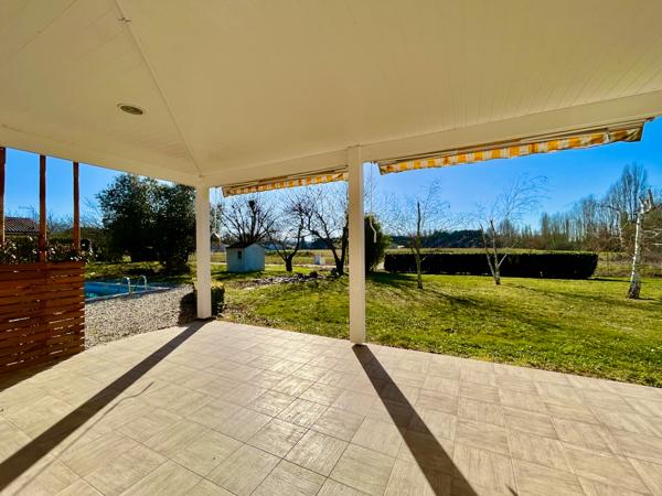 Située sur la commune du Lédat, cette maison récente de 131,71 m2 habitables vous séduira par ses prestations de haute qualité. Poussez la porte pour découvrir une spacieuse pièce de vie de 50,16 m2, donnant sur l'extérieur. La belle cuisine aménagée et é , Ledat