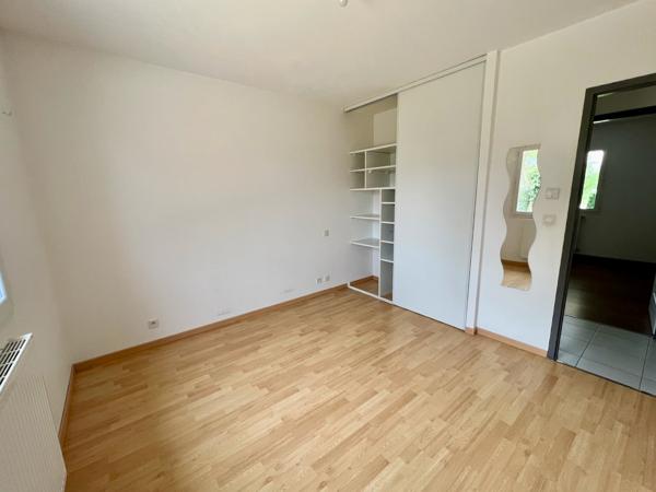 Située sur la commune du Lédat, cette maison récente de 131,71 m2 habitables vous séduira par ses prestations de haute qualité. Poussez la porte pour découvrir une spacieuse pièce de vie de 50,16 m2, donnant sur l'extérieur. La belle cuisine aménagée et é , Ledat